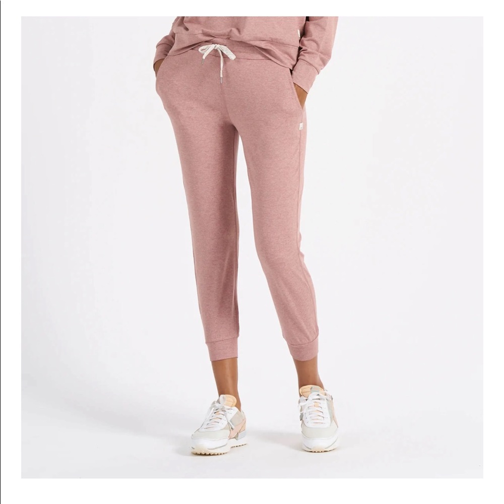 Vuori Performance Jogger in Burnt Clay